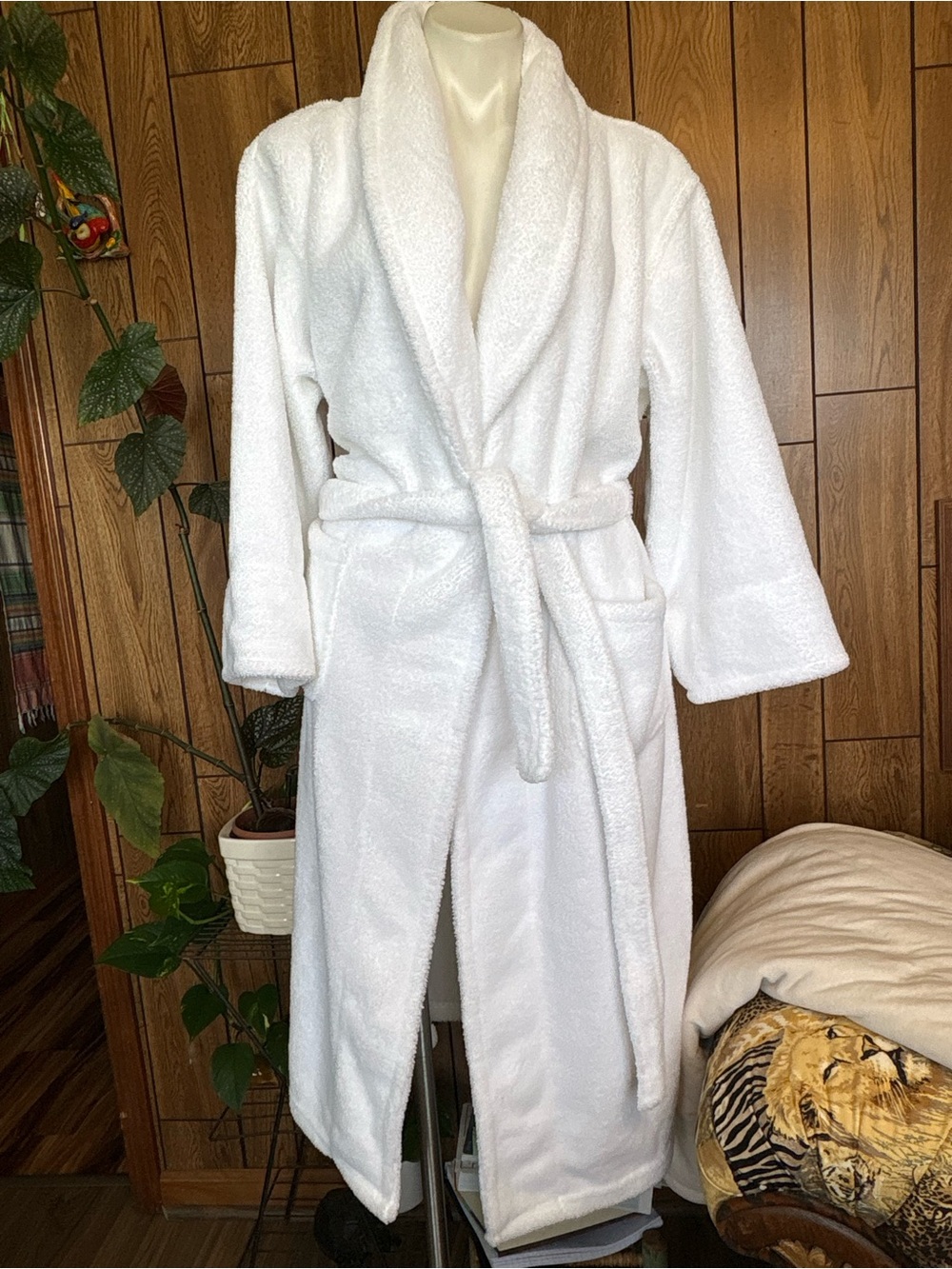 Oscar de la Renta Bathrobe Large XL White Plush Long Robe Shawl Collar
